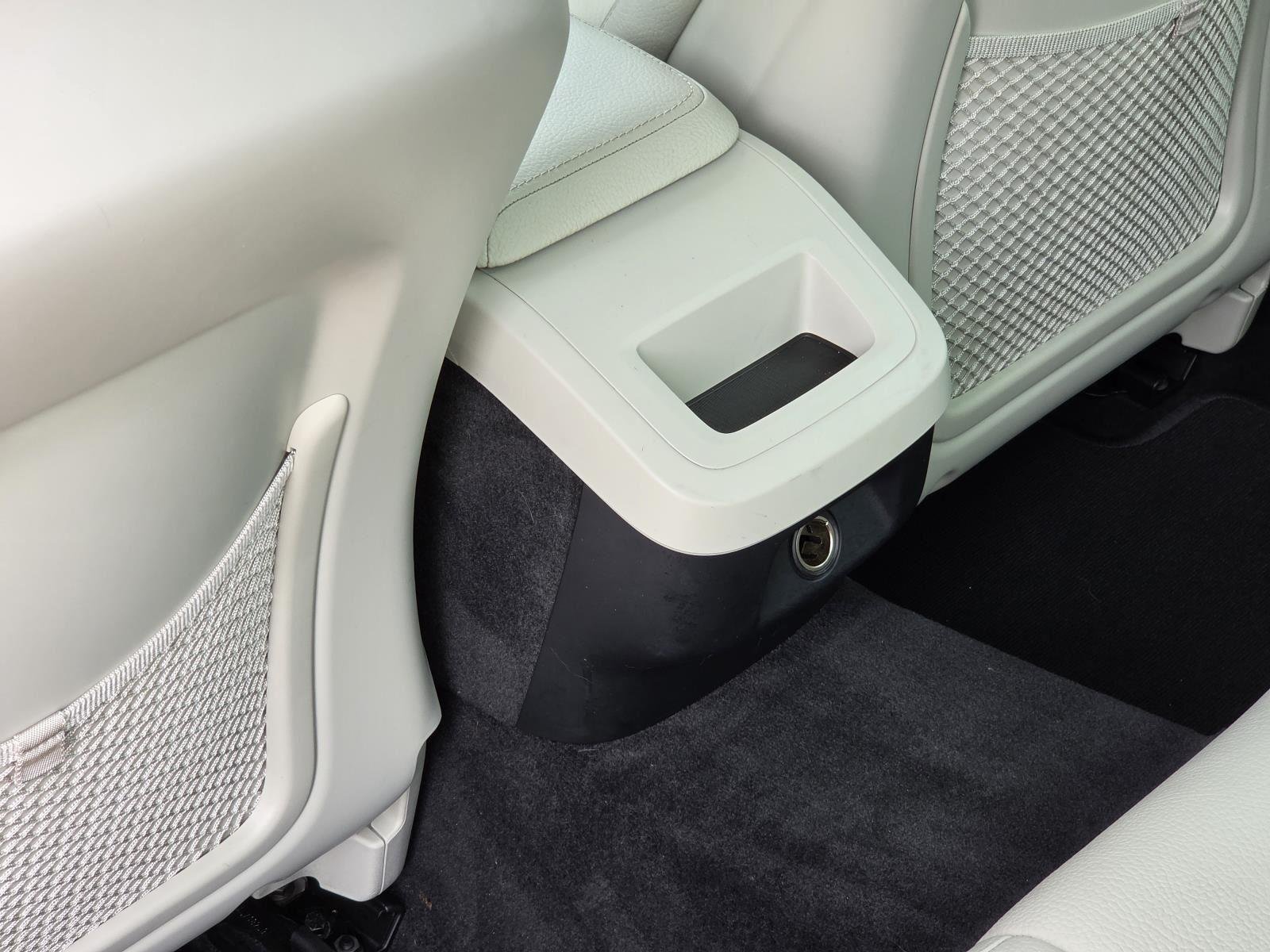 Used 2019 Crystal White Pearl Metallic Volvo Momentum image 35