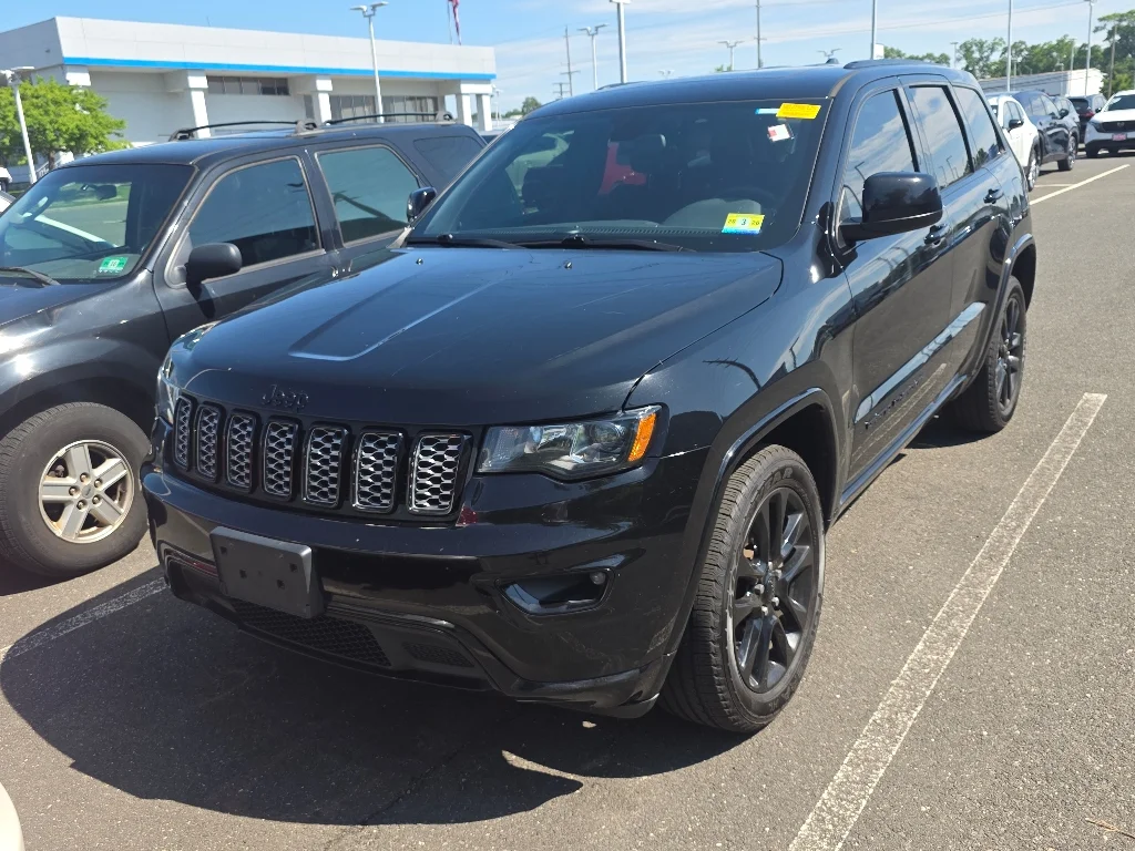 Used 2021 Diamond Black Crystal Pearl Coat Jeep Laredo X image 1