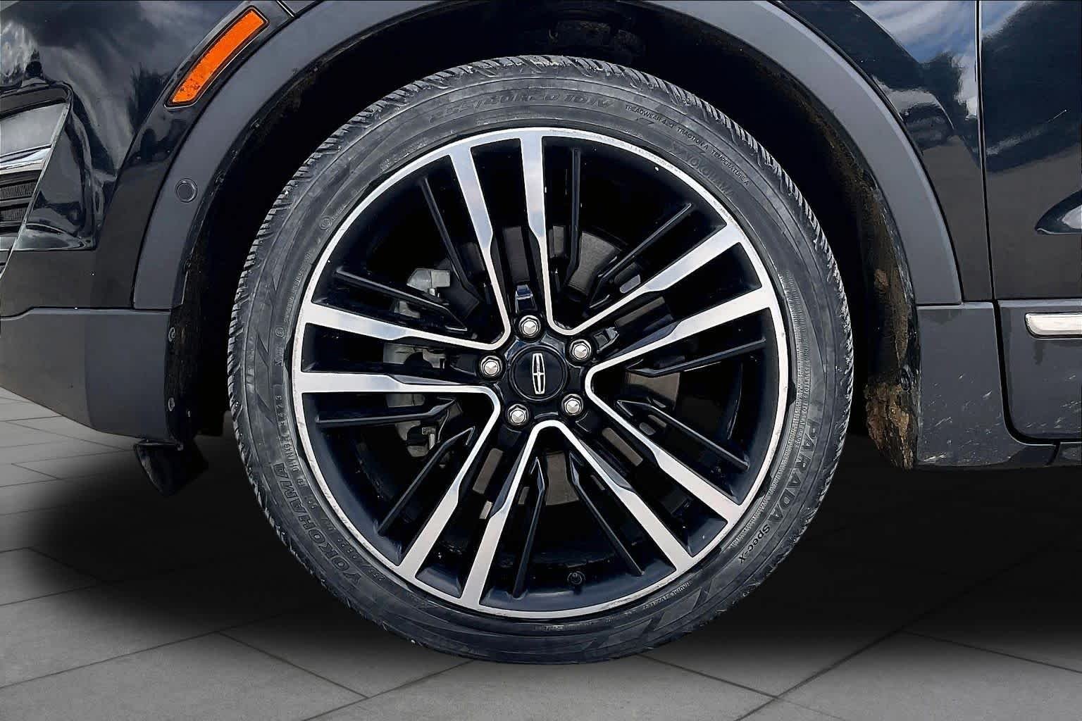 Used 2017 Diamond Black Metallic Lincoln Reserve image 11