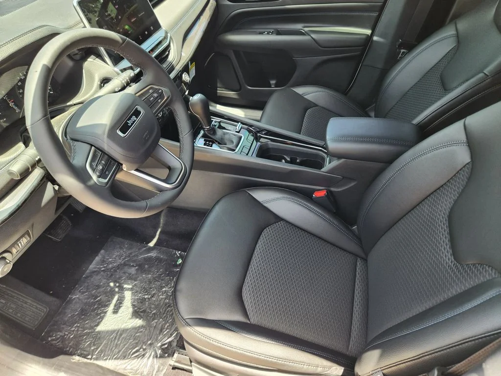 New 2026 Bright White Clear-Coat Exterior Paint Jeep Latitude image 9