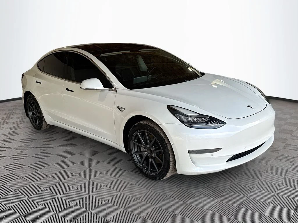 Used 2019  Tesla Standard Range Plus image 4