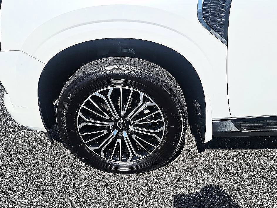 Used 2025 Aspen White Tricoat Nissan SL image 8