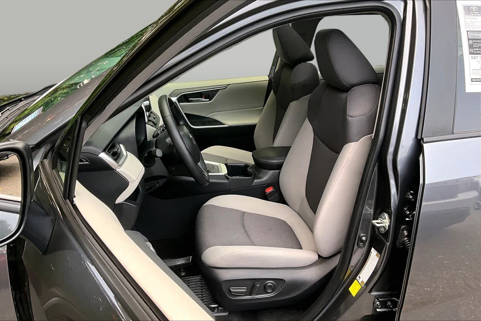 2025 Toyota RAV4 XLE - Photo 9