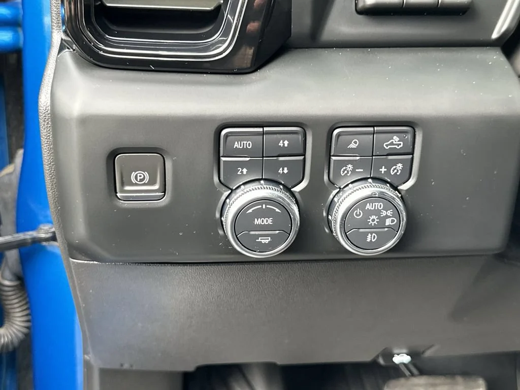 Certified Used 2023 DYNAMIC BLUE METALLIC GMC AT4X image 18