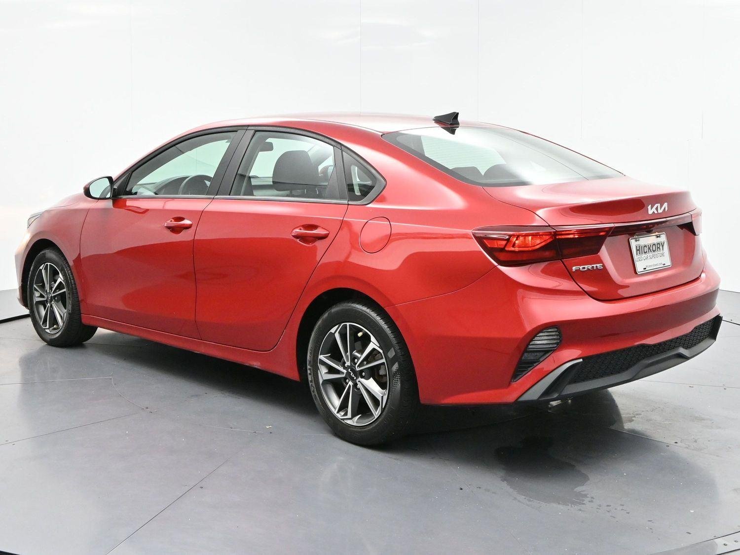Used 2022 Currant Red Kia LXS image 5