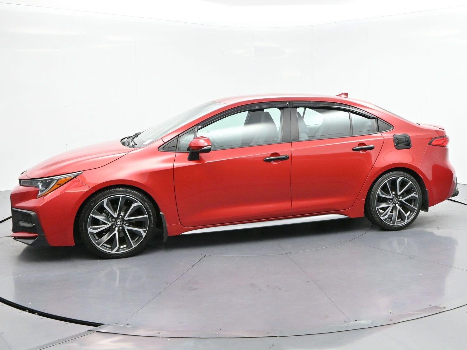 Used 2020 Barcelona Red Metallic Toyota SE image 4