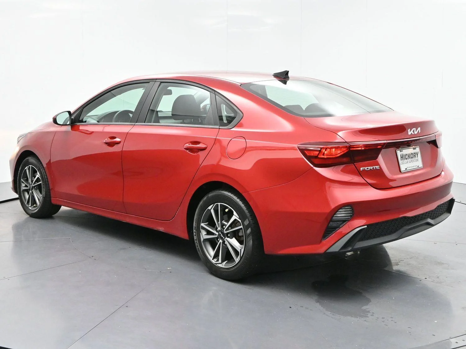 Used 2022 Currant Red Kia LXS image 5