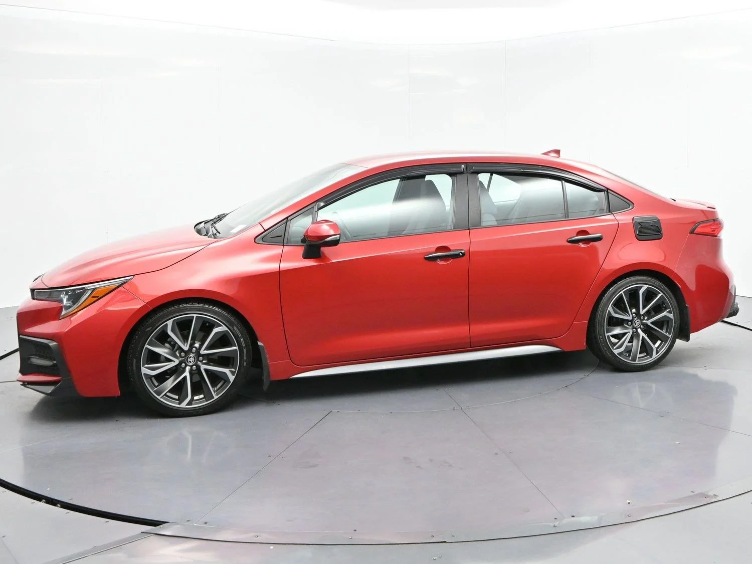 Used 2020 Barcelona Red Metallic Toyota SE image 4