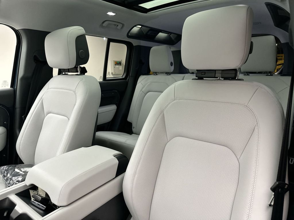 New 2026 Tasman Blue Metallic Land Rover X-Dynamic SE image 10