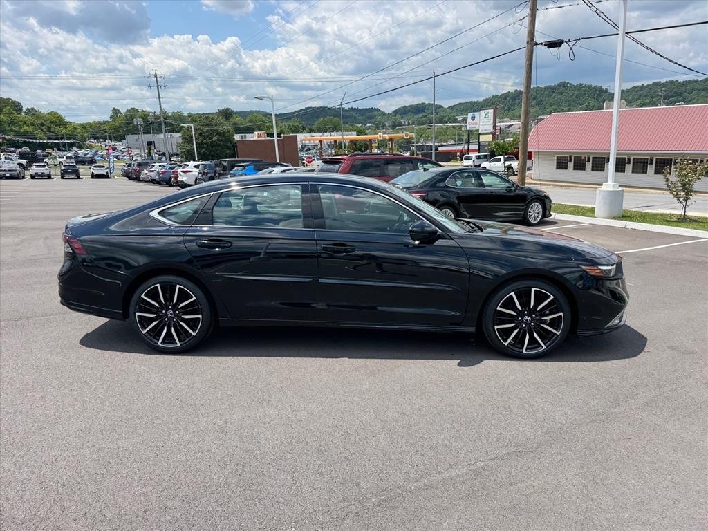 Used 2024 Crystal Black Pearl Honda Touring image 8