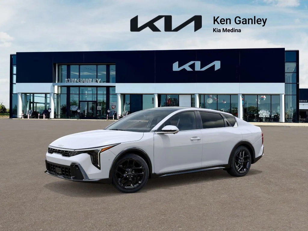 2025 Kia K4 GT-Line Turbo - Photo 3