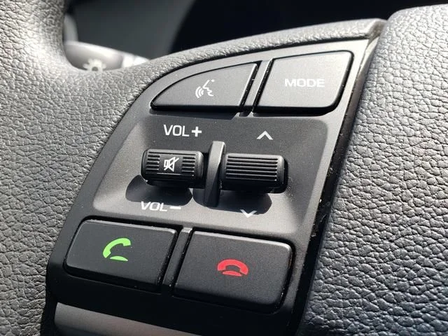 Used 2018 White Hyundai SE image 24