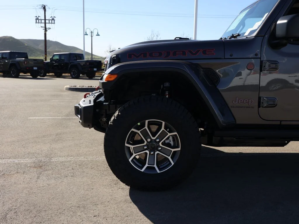 New 2026 Granite Crystal Metallic Clear-Coat Exterior Paint Jeep Mojave X image 10