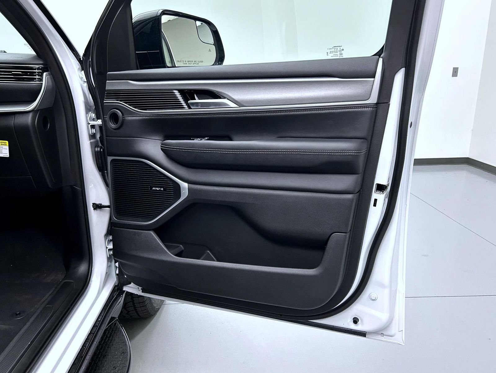 New 2026 Bright White Clear-Coat Exterior Paint Jeep Upland image 16
