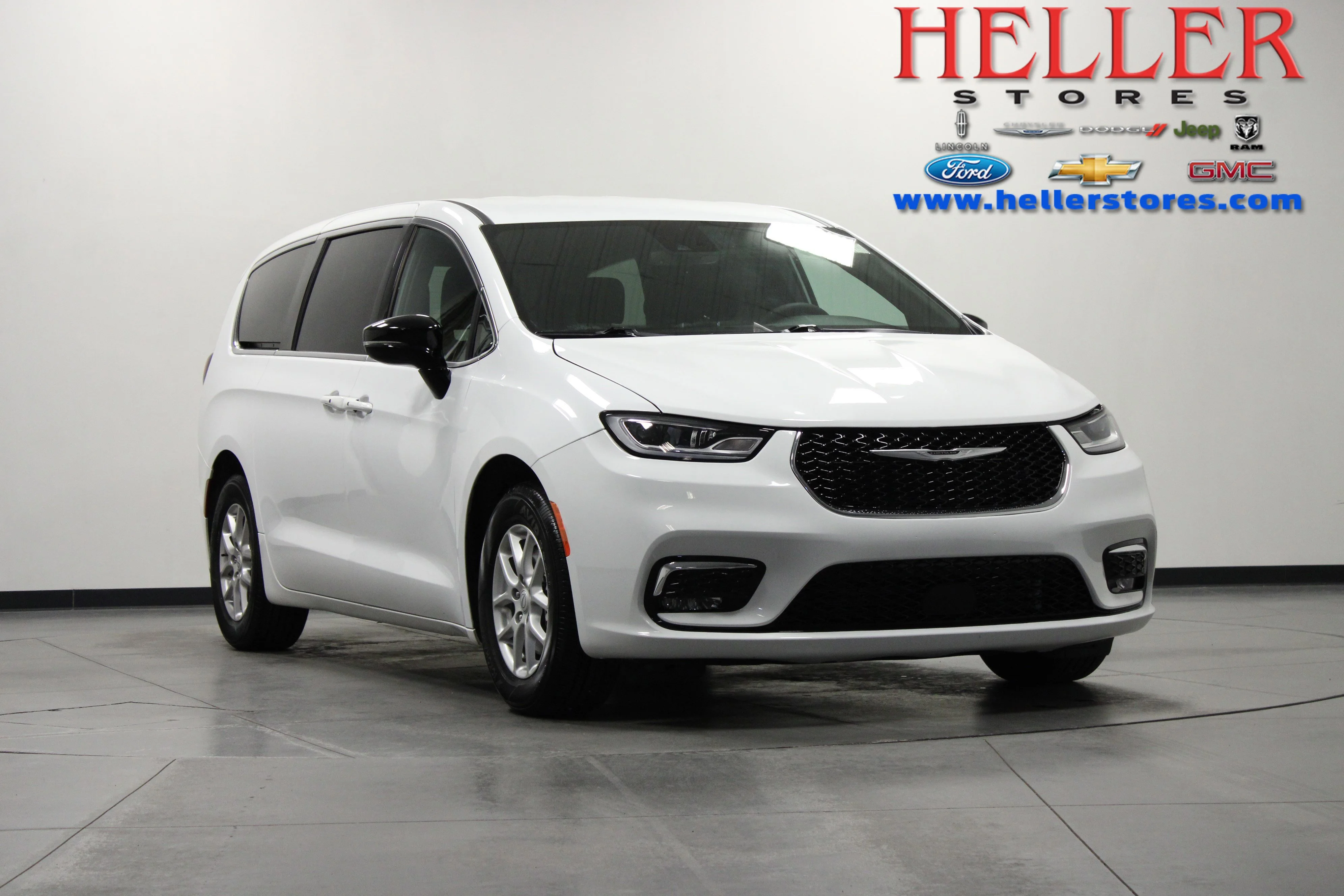 2025 Chrysler Pacifica Select's photo