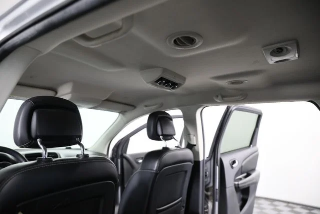 Used 2018 Silver Dodge Crossroad image 19