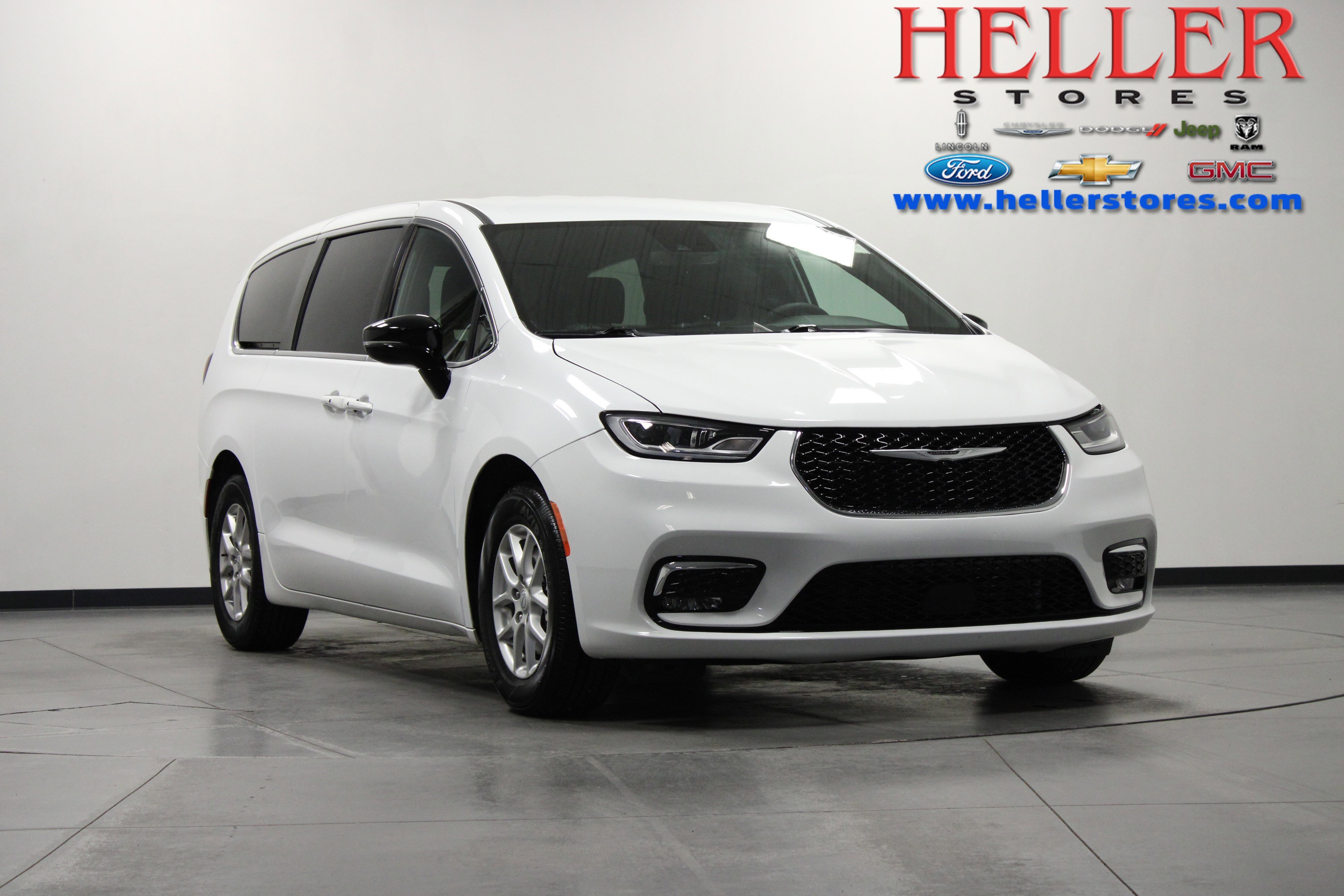 2025 Chrysler Pacifica Select's photo