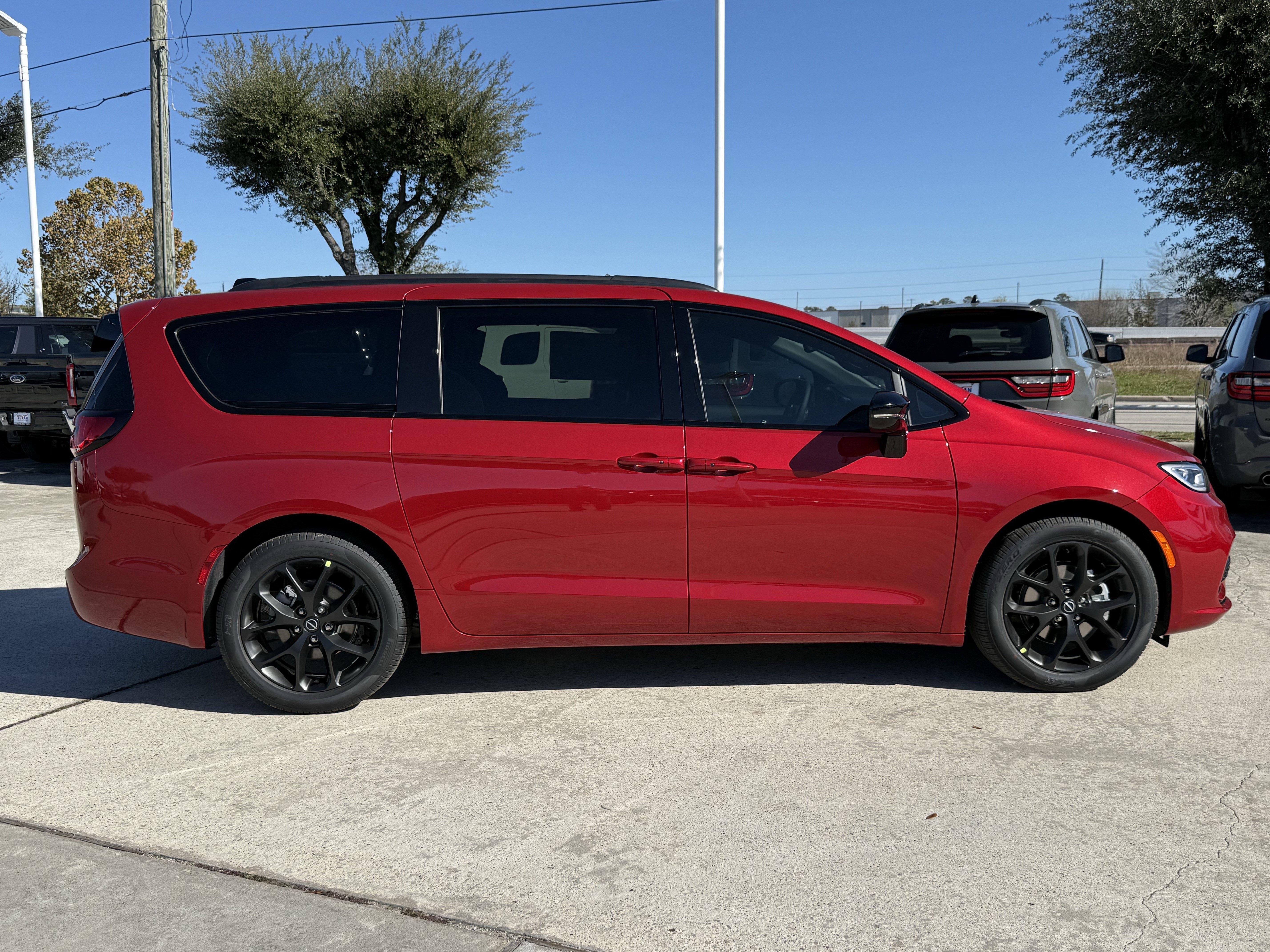 New 2026 Red Hot Pearl-Coat Exterior Paint Chrysler Select image 3