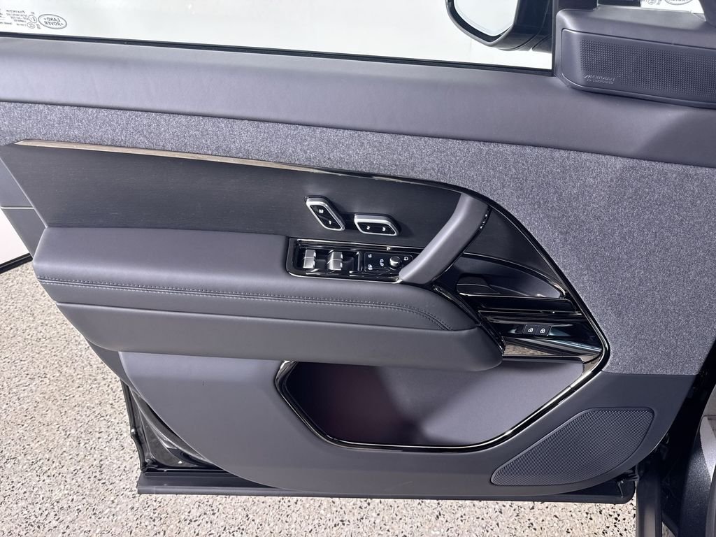 New 2026 SANTORN BLK MET Land Rover Dynamic SE image 13