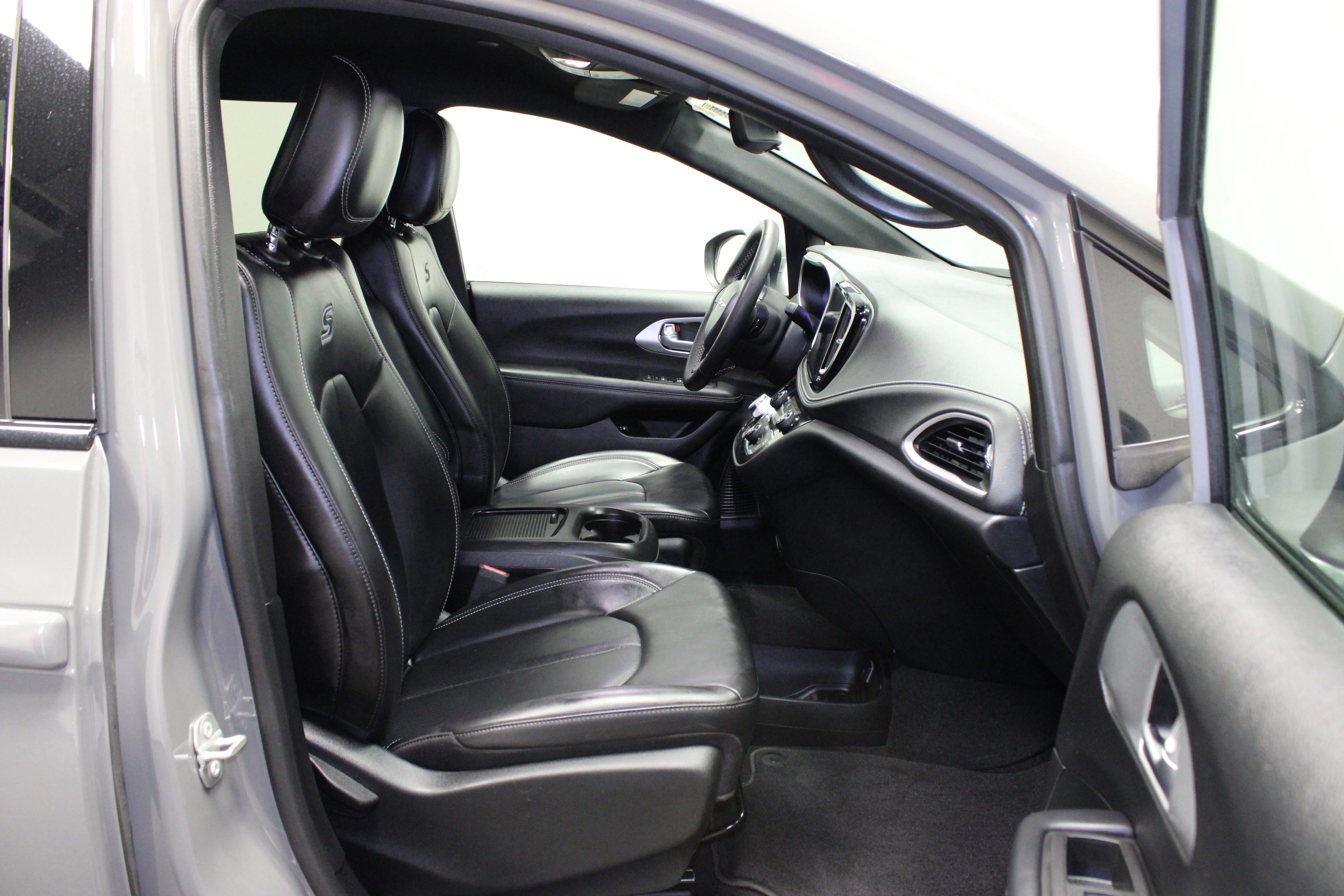 Used 2023 Ceramic Gray Clearcoat Chrysler Touring L image 16