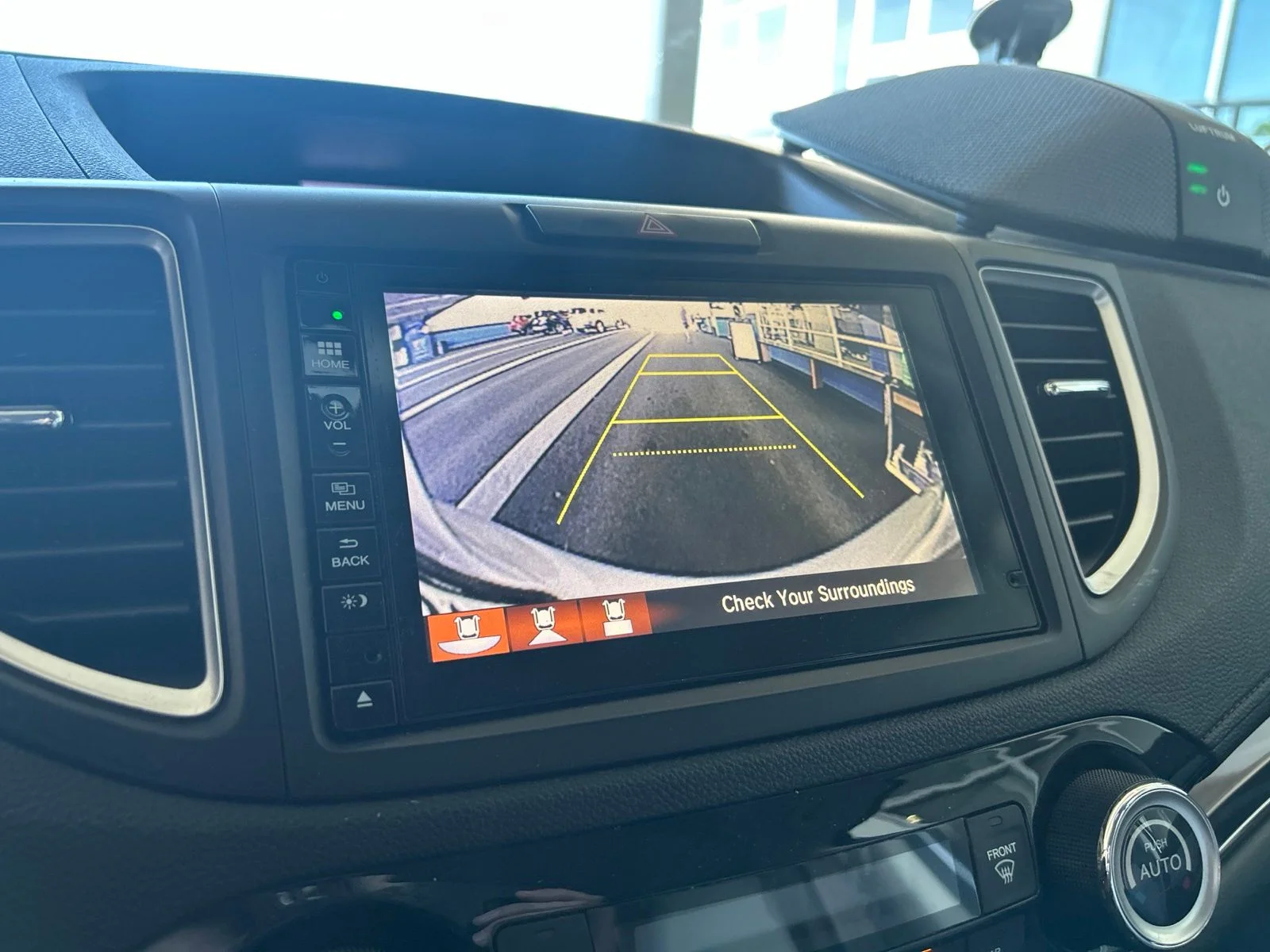 Used 2015 Alabaster Silver Metallic Honda Touring image 9