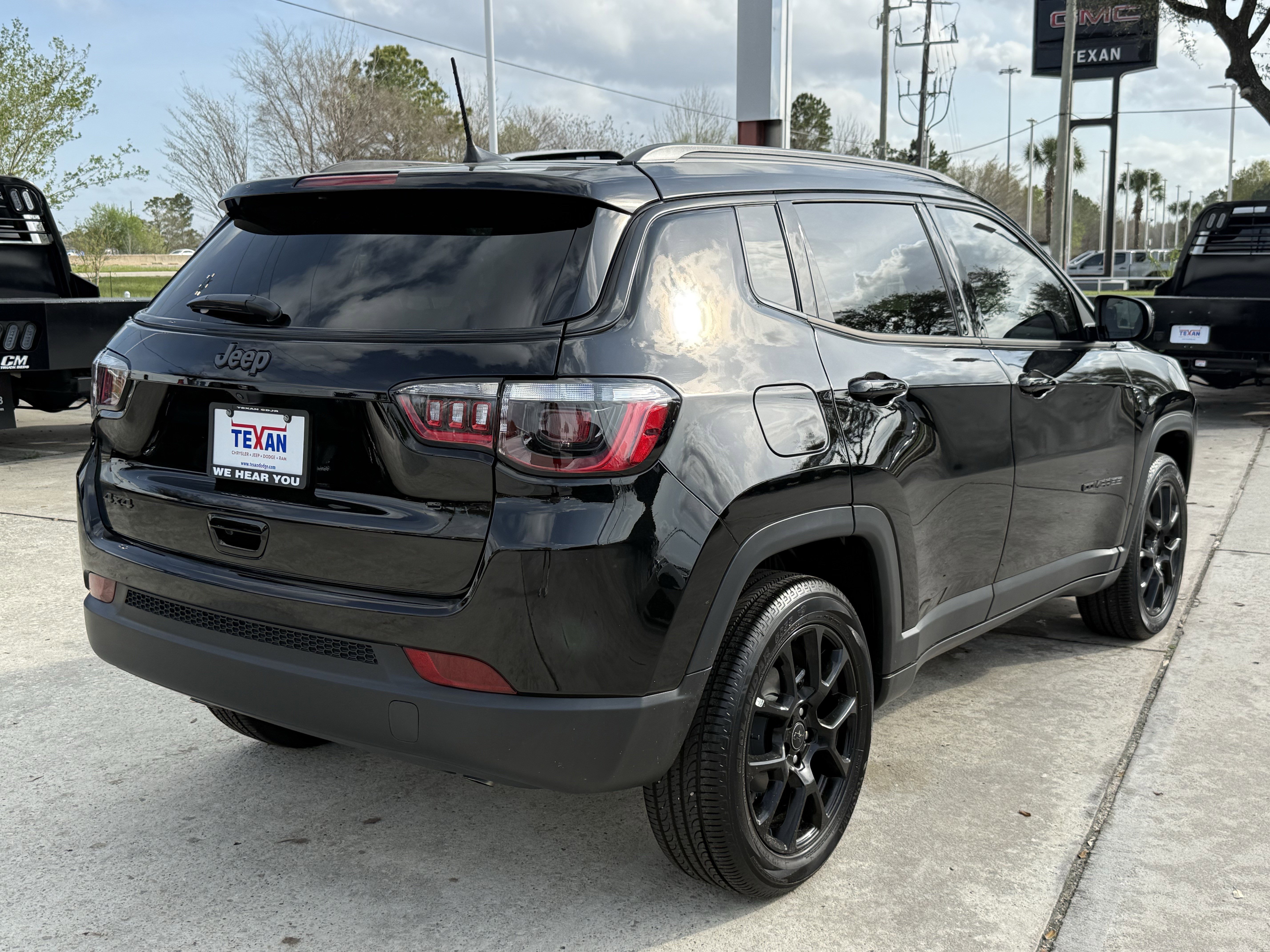 New 2026 Diamond Black Crystal Pearlcoat Jeep Latitude Altitude image 4