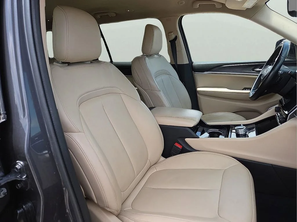 Used 2021  Jeep Limited image 9