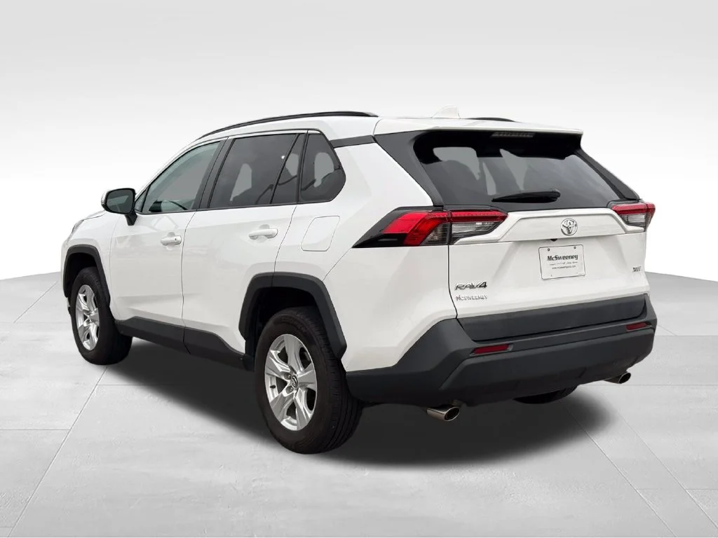 Used 2020 White Toyota XLE image 3