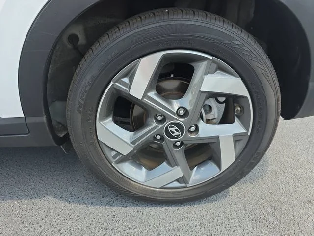 Used 2025 White Hyundai SEL image 32