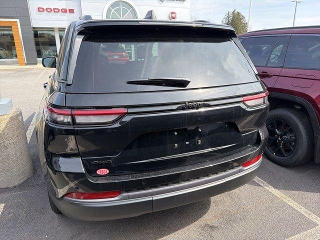 New 2026 Diamond Black Crystal Pearl-Coat Exterior Paint Jeep Laredo image 6
