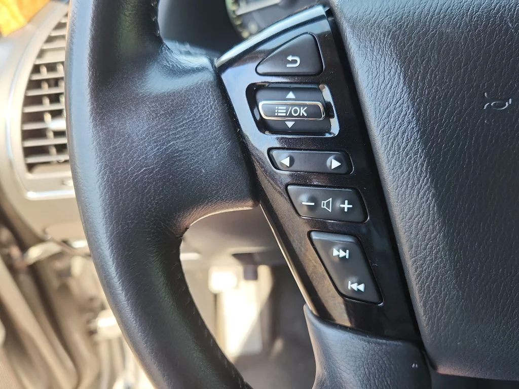 Used 2022 Gray Nissan SL image 21