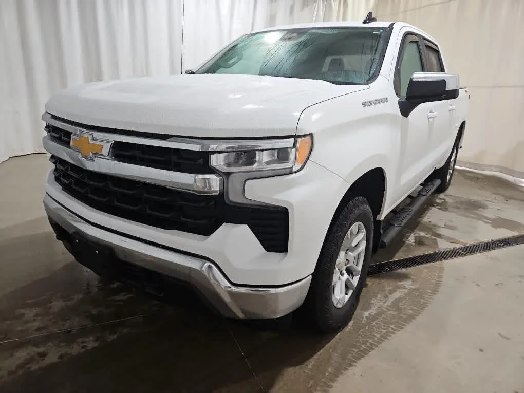 Used 2024 Summit White Chevrolet LT image 3