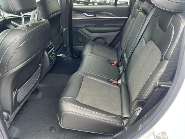 New 2026 Bright White Clear-Coat Exterior Paint Jeep Laredo image 44