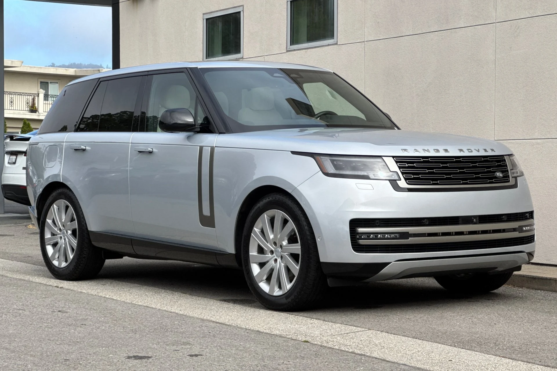 Used 2024 Silver Land Rover SE image 9
