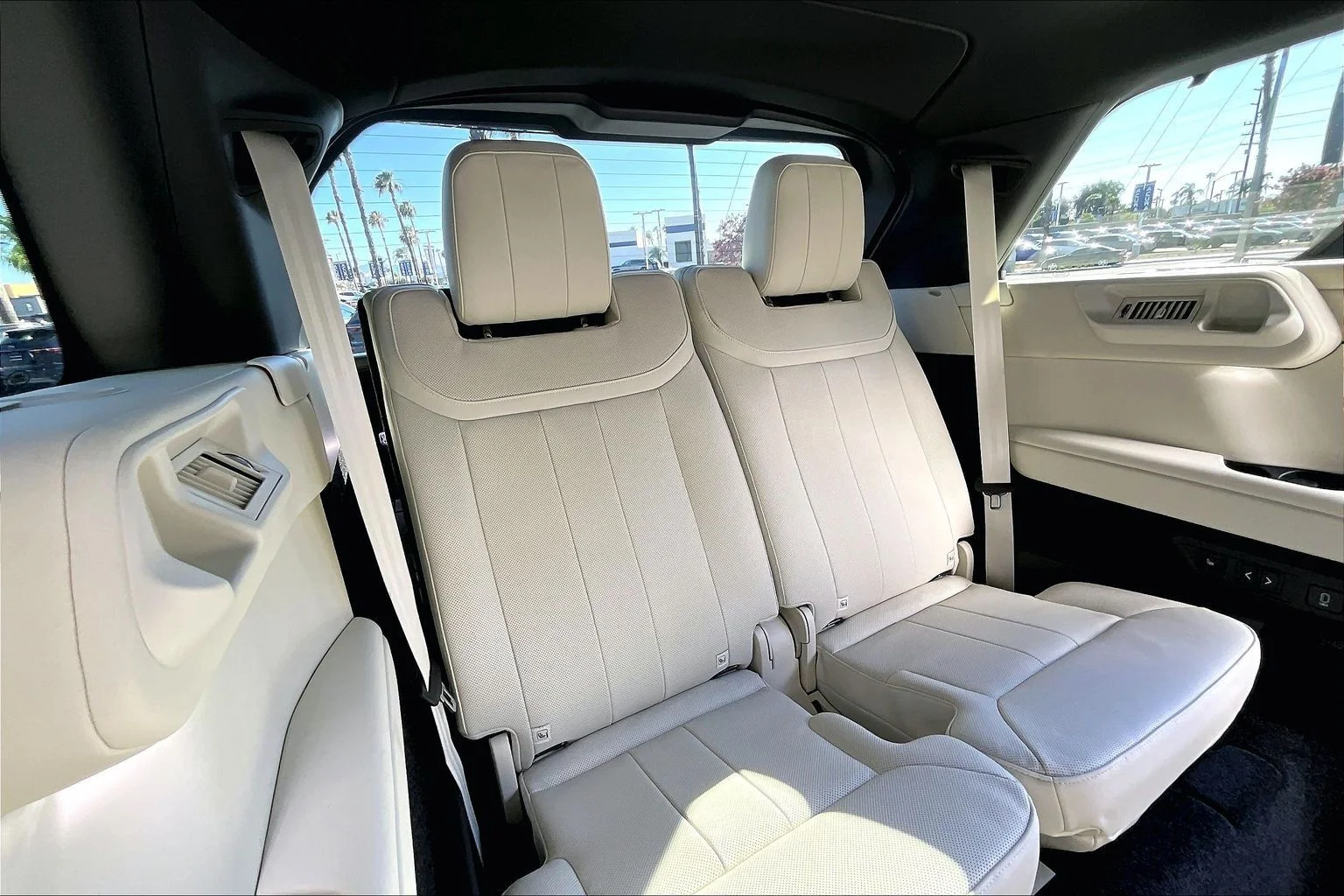 New 2026 Santorini Black Land Rover SE image 11