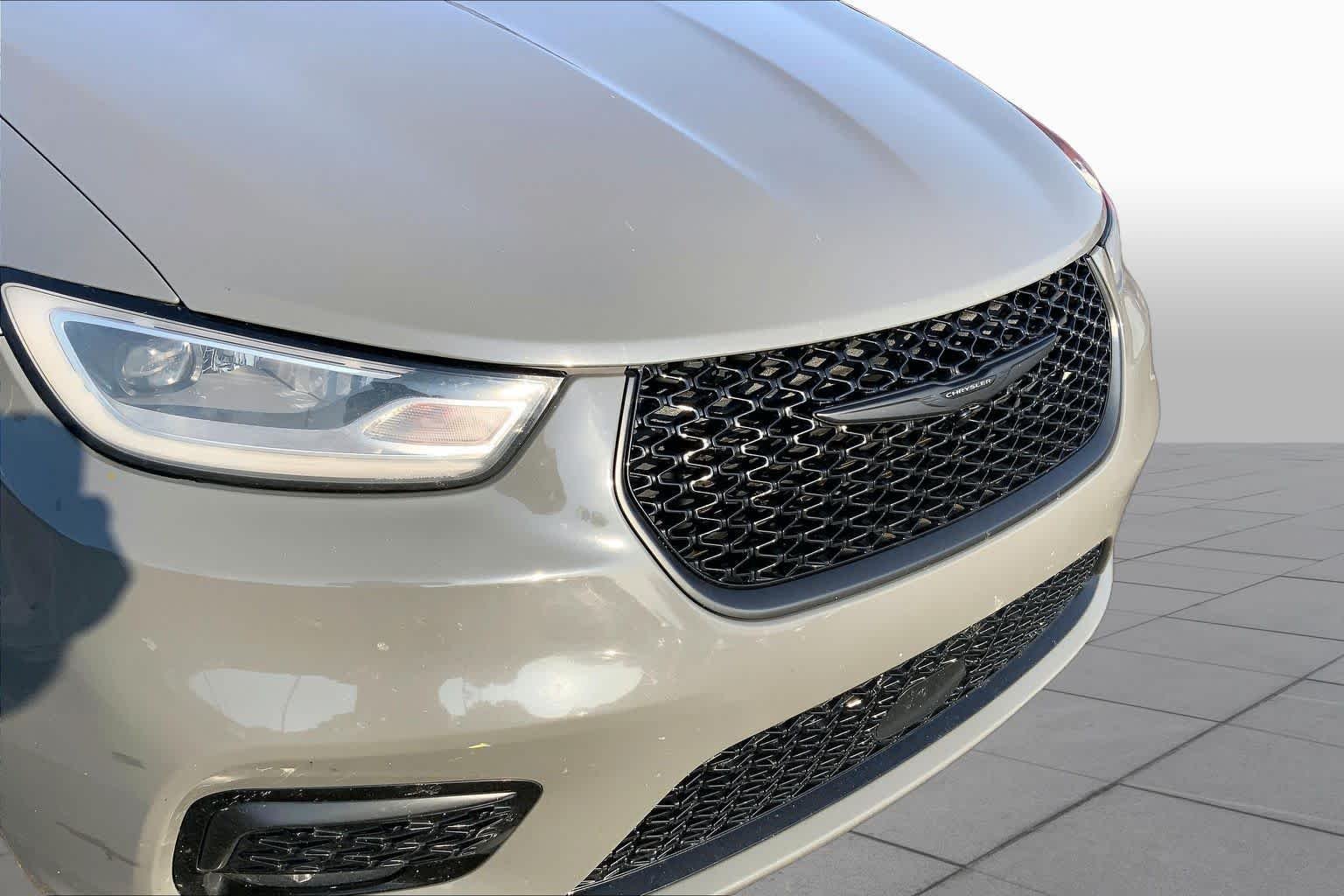 Used 2021 Ceramic Gray Clearcoat Chrysler Touring L image 27