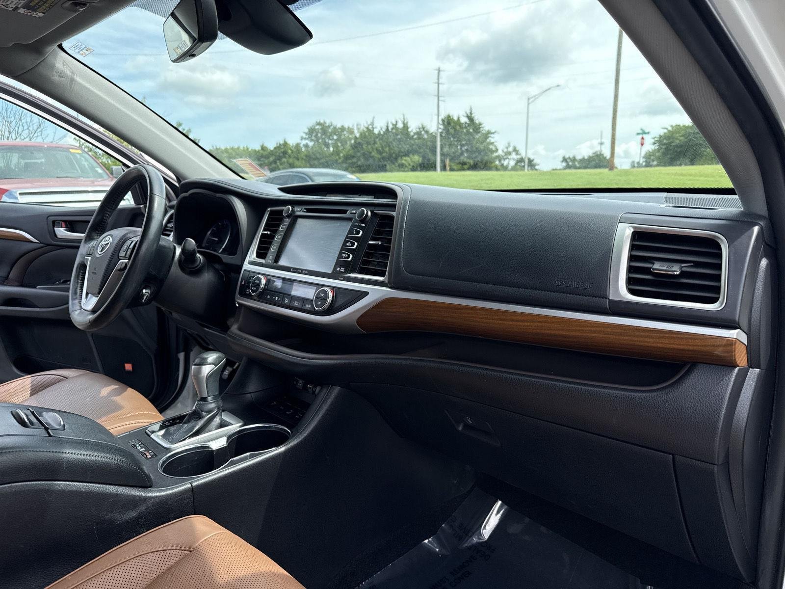 Used 2019 Blizzard Pearl Toyota Limited Platinum image 29