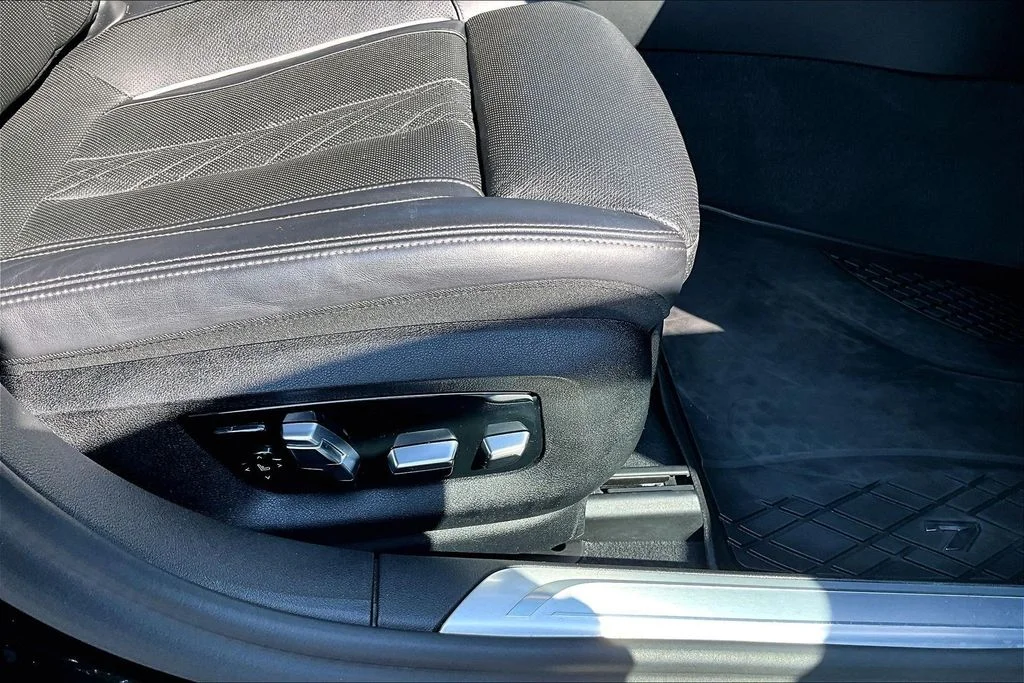 Used 2022 Black BMW 740i image 9
