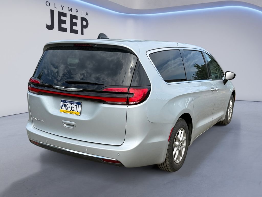 Used 2024 Silver Chrysler Touring L image 5