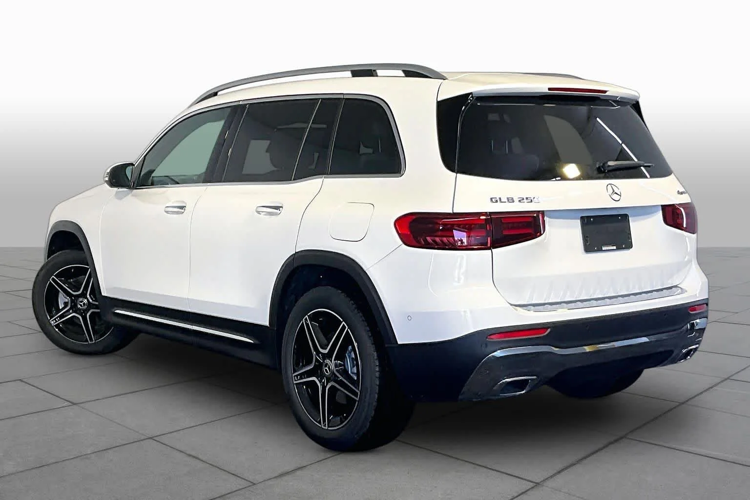New 2026 Polar White Mercedes-Benz GLB 250 image 3