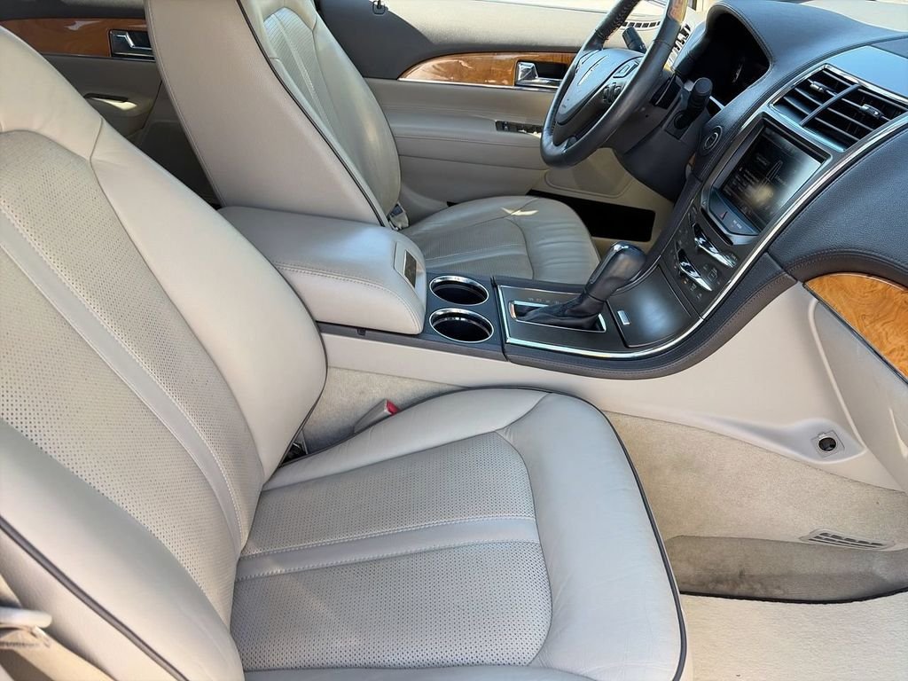 Used 2013 White Lincoln Base image 8