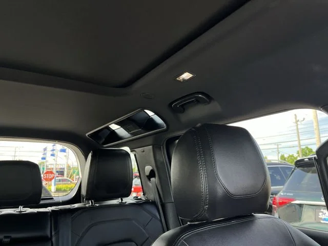 Used 2023 White Land Rover S image 15