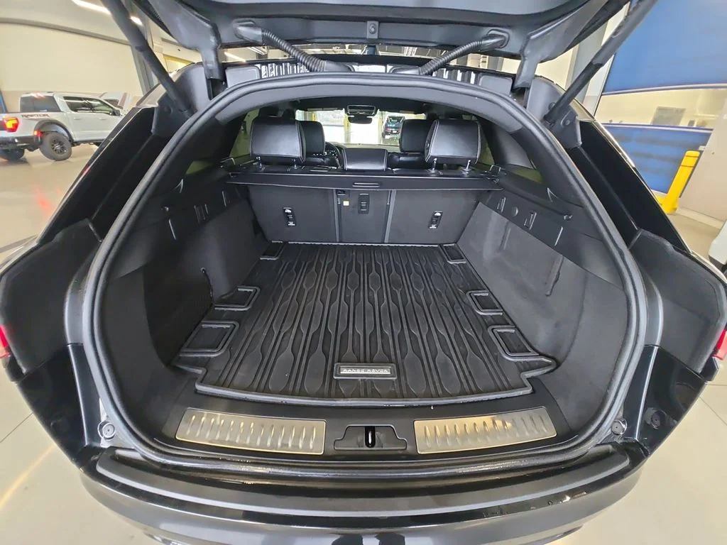 Used 2023 Black Land Rover R-Dynamic S MHEV image 29