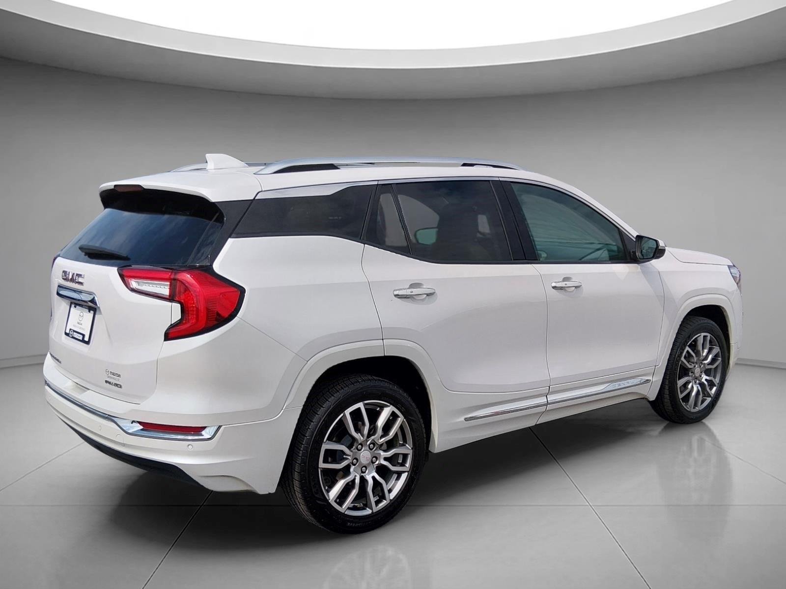Used 2024 White Frost Tricoat GMC Denali image 5