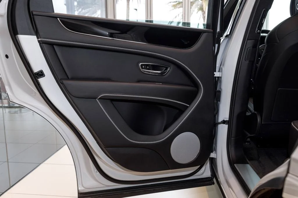 Used 2023 White Bentley  image 27