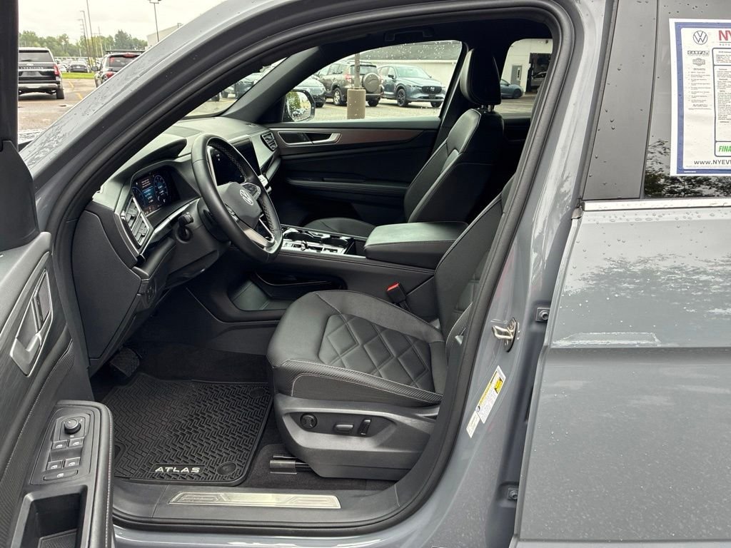 Used 2024  Volkswagen 2.0T SE w/Technology image 10