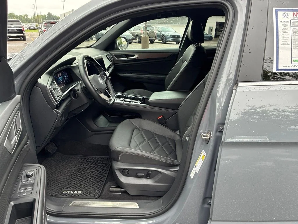 Used 2024  Volkswagen 2.0T SE w/Technology image 10