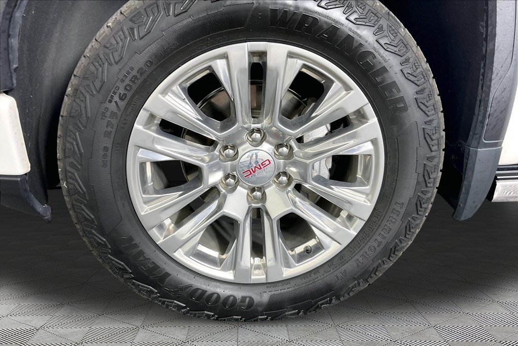 Used 2022 WHITE FROST TRICOAT GMC Denali image 29