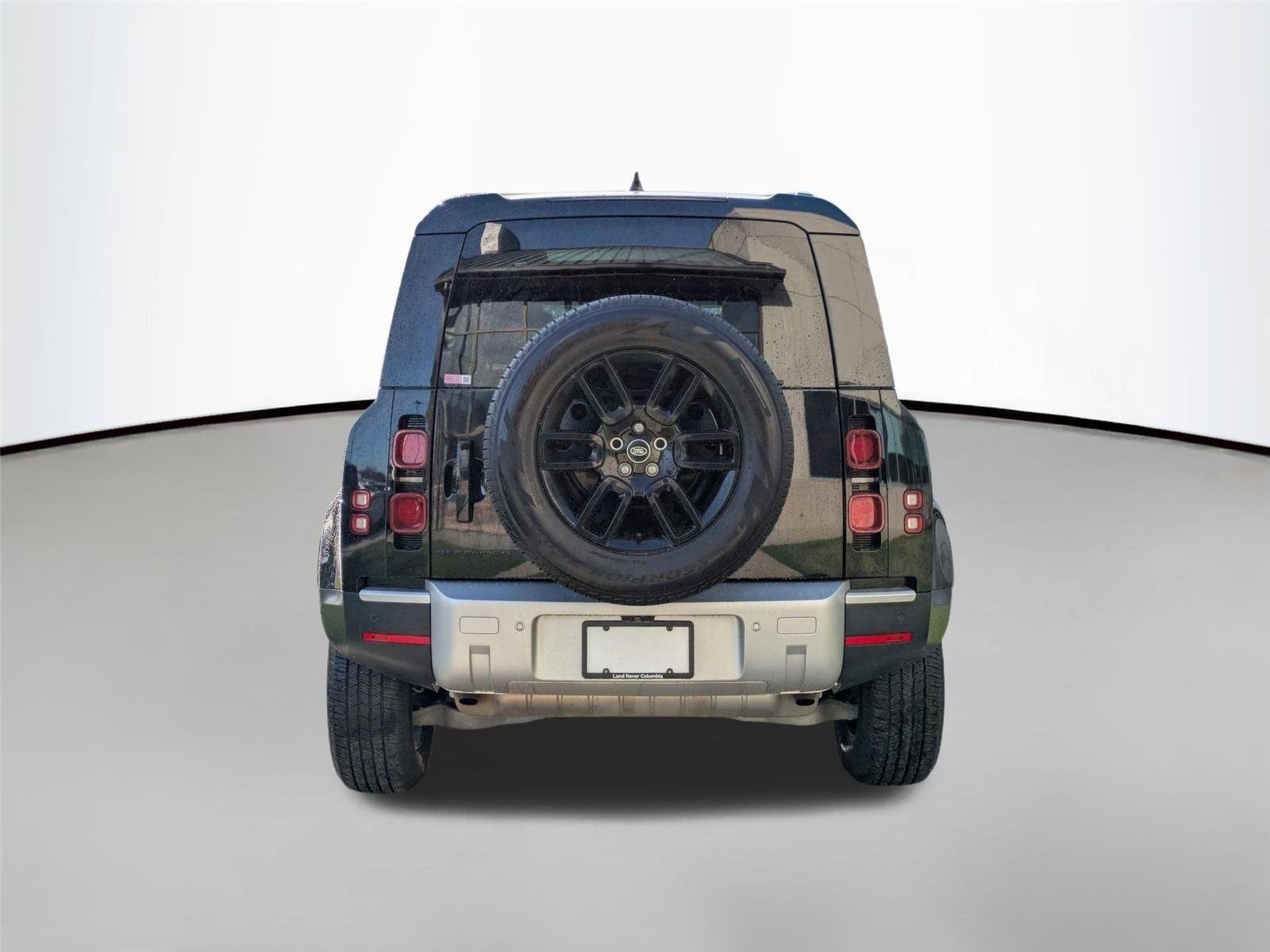 Used 2025 Santorini Black Metallic Land Rover S image 6