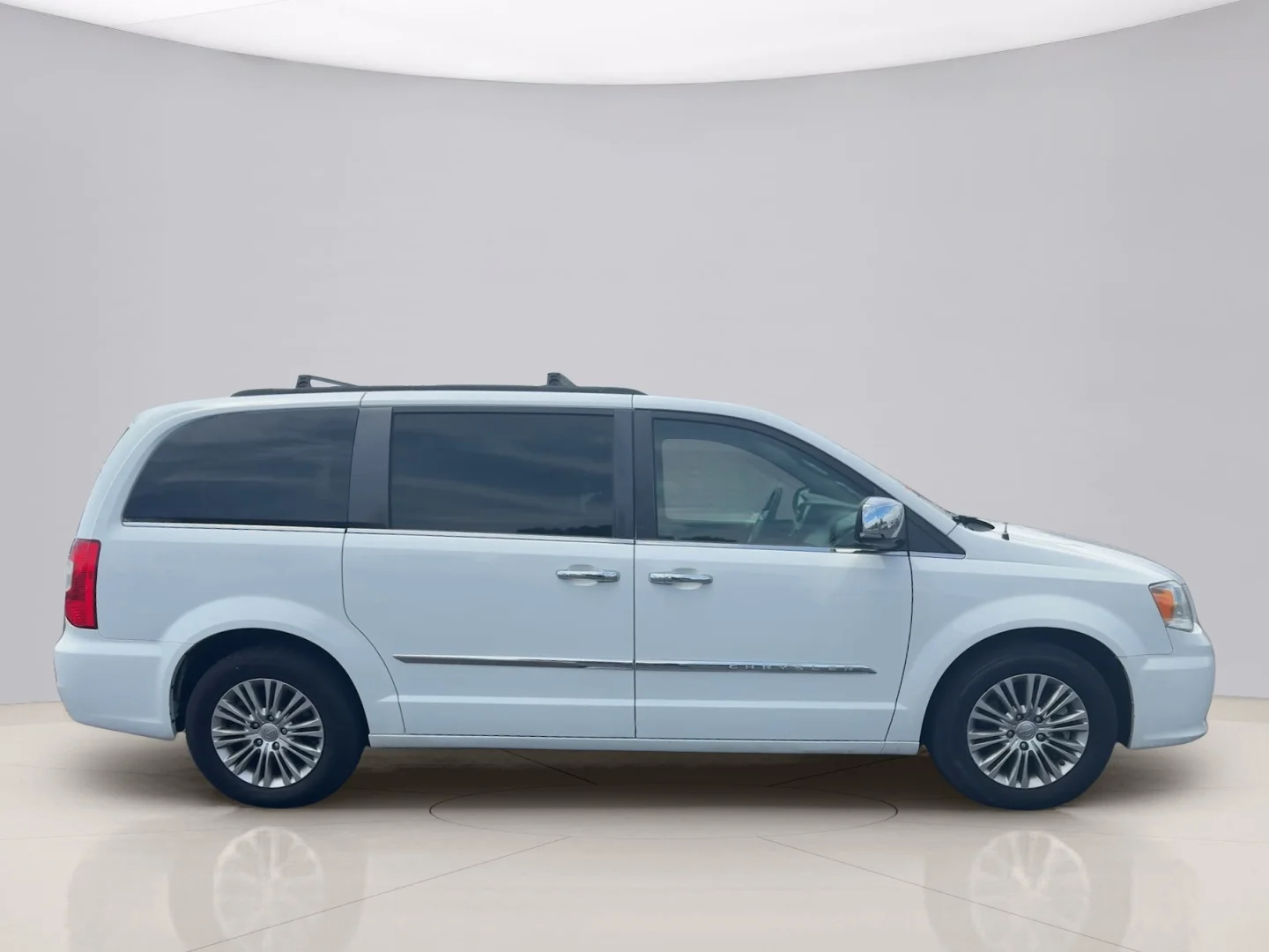 Used 2015 White Chrysler TOURING image 4